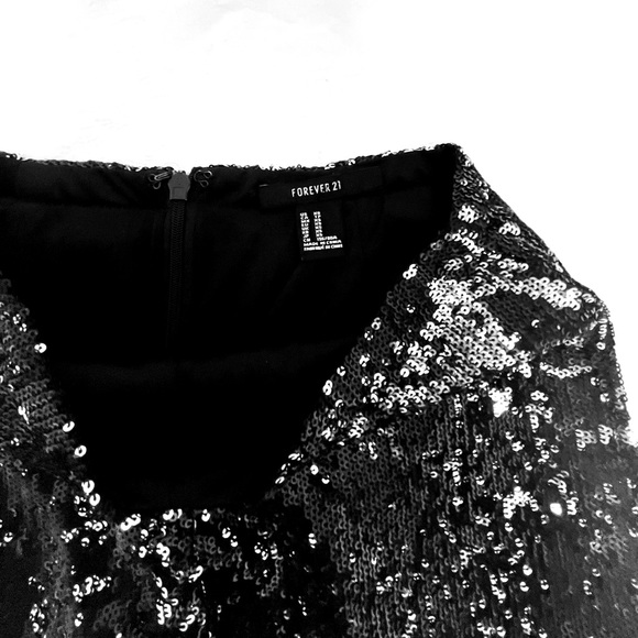 Two-Tone Color Changing Sequin High Waisted Shorts (Black & Silver) - Picture 3 of 3